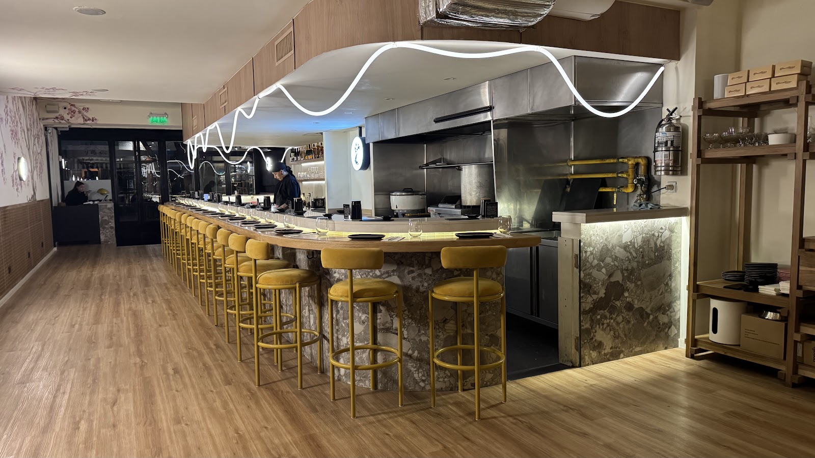 Barra de sushi de Masunori Belgrano con banquetas doradas