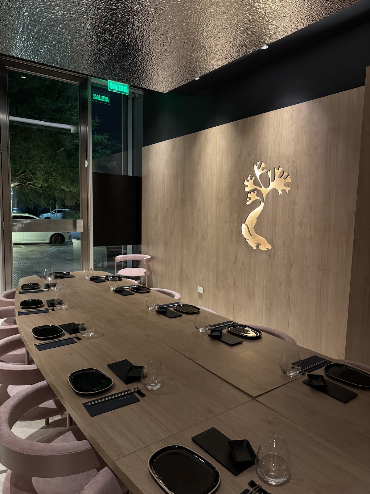 Mesa privada de Masunori Puerto Madero con el bonsái dorado en la pared