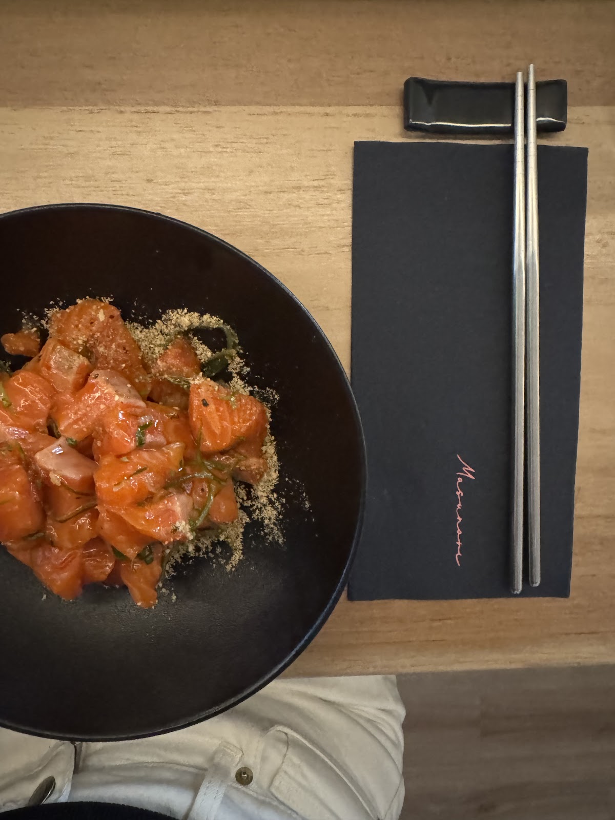Bowl de salmón sobre servilleta con el logo de Masunori