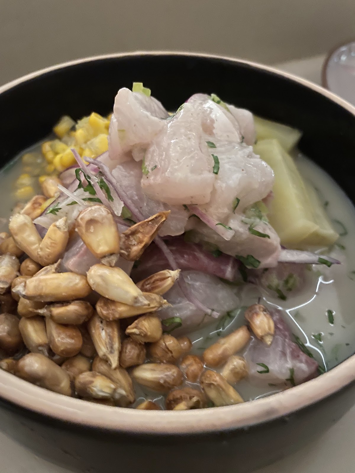 Ceviche con cancha y choclo servido en la barra