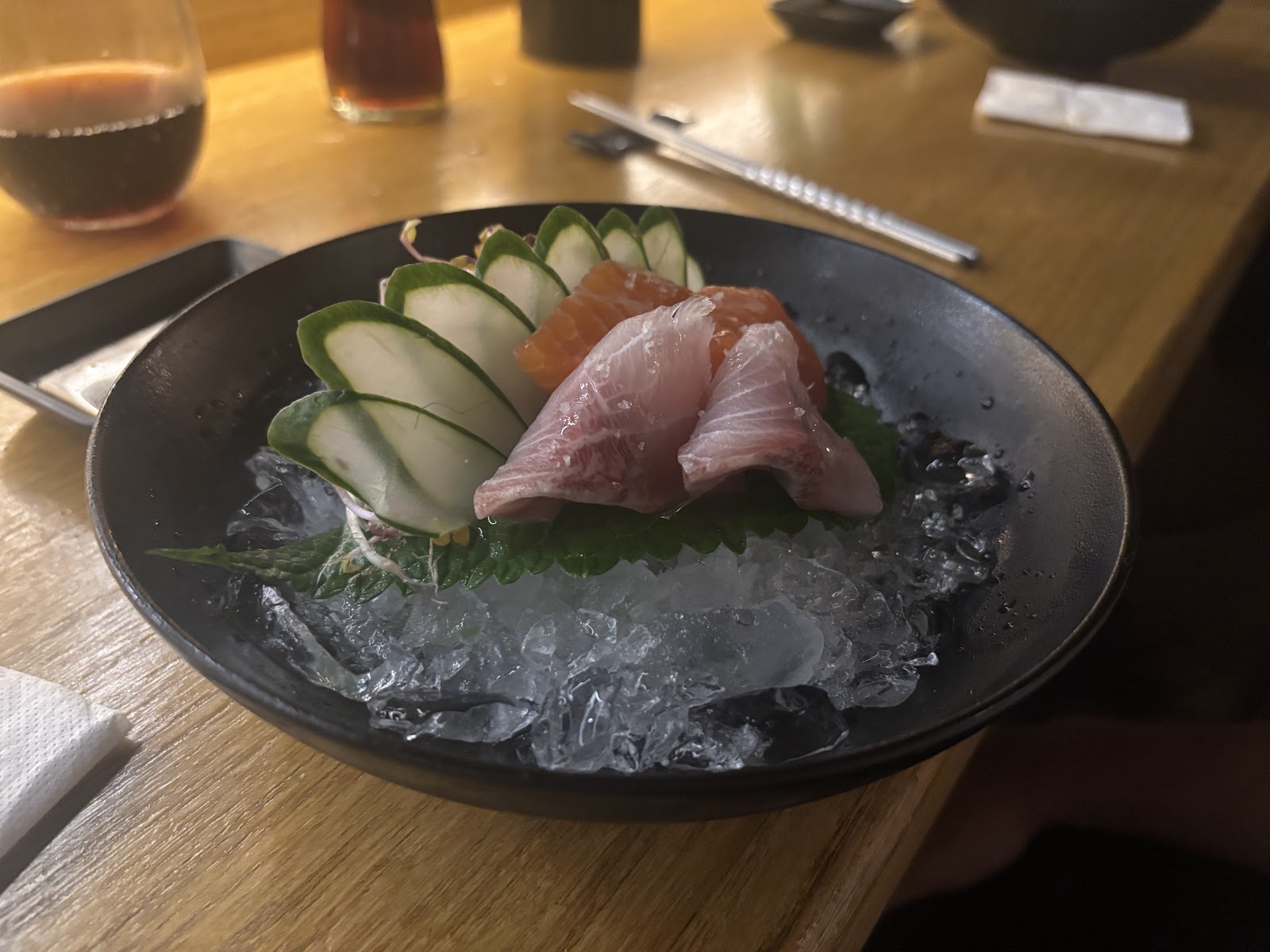 Sashimi de salmón y pescado blanco sobre hielo